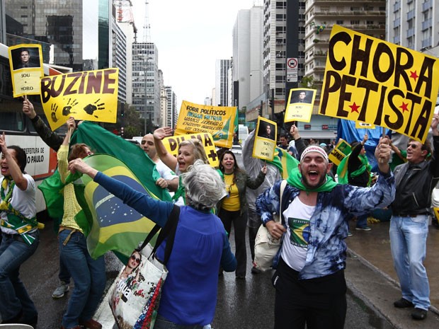 Grupo comemora o impeachment de Dilma Rousseff na Avenida Paulista (Foto: Marcio Fernandes/Estadão Conteúdo)
