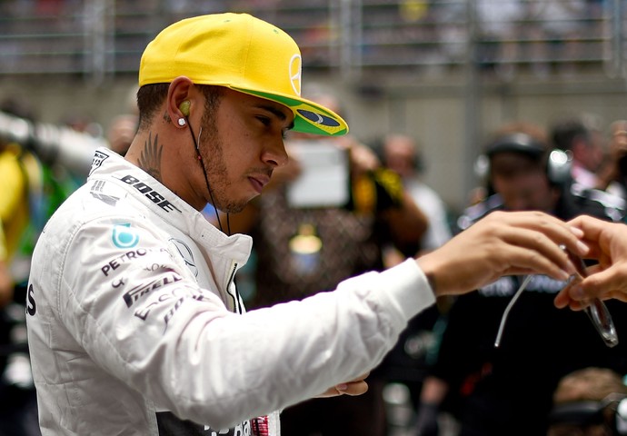 Piloto inglês Lewis Hamilton usou um boné com a bandeira brasileira durante todo o fim de semana (Foto: Getty Images)