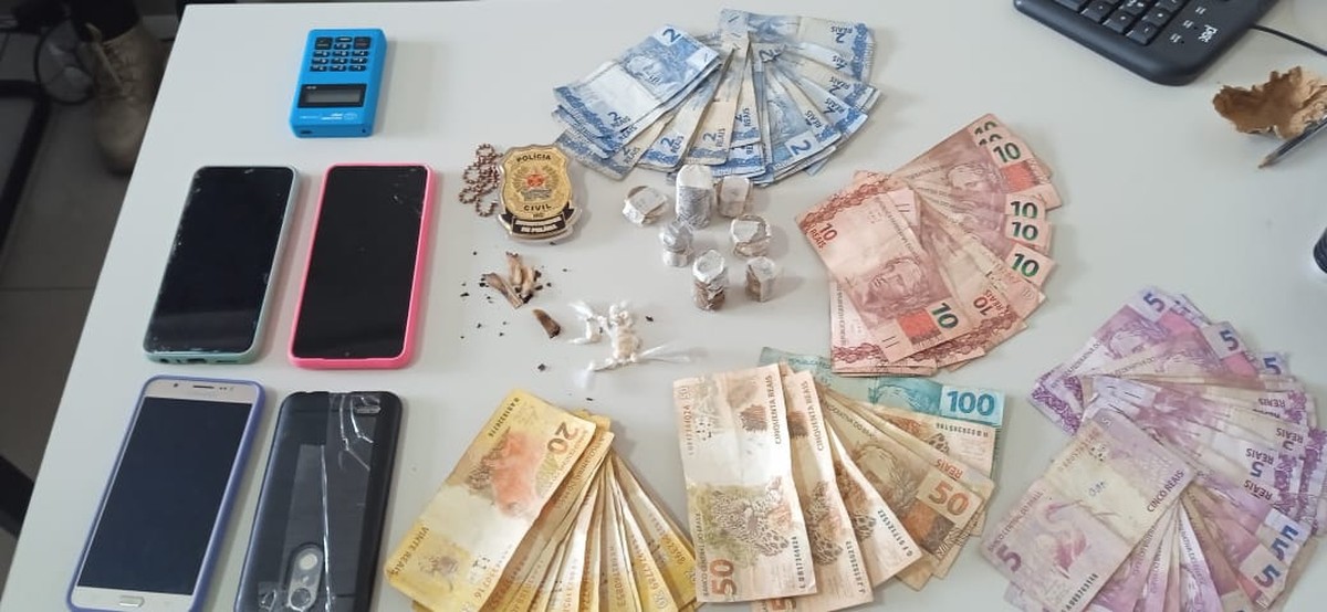 Acreditando que usuários de drogas estavam batendo em seu portão, homem sai com envelope contendo cocaína e acaba preso por policiais