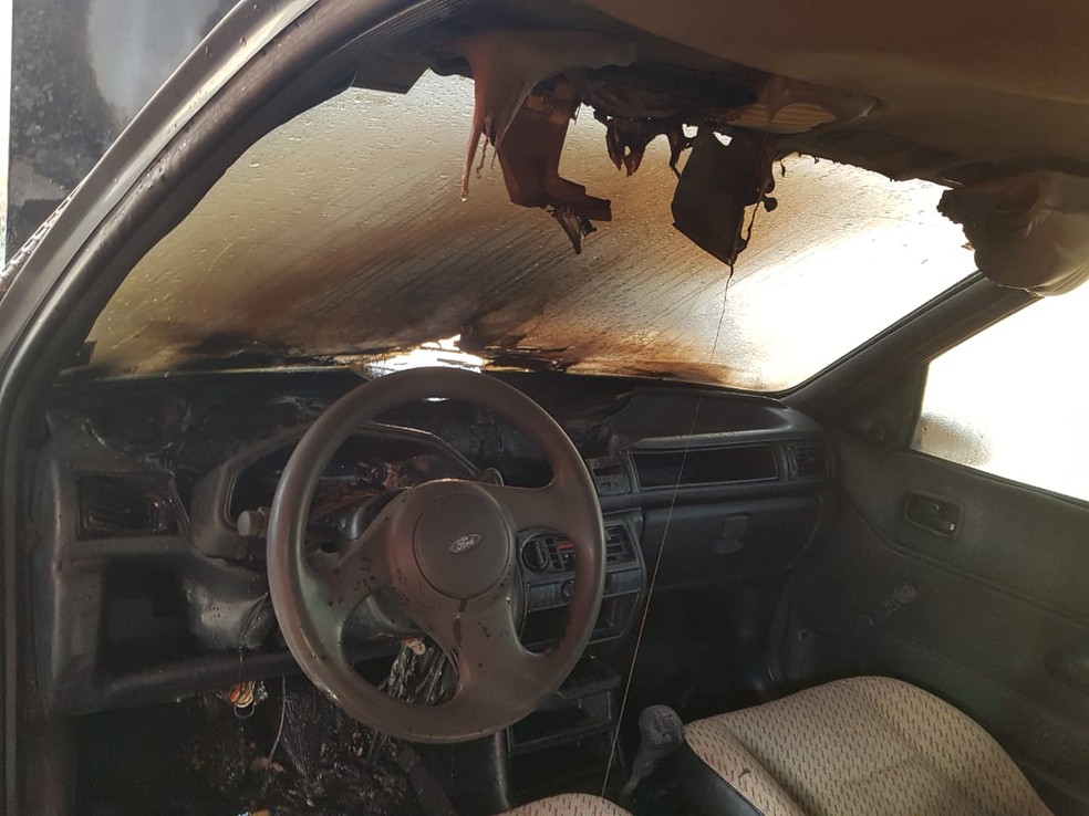 Resultado de imagem para IncÃªndio em garagem, carro pega fogo