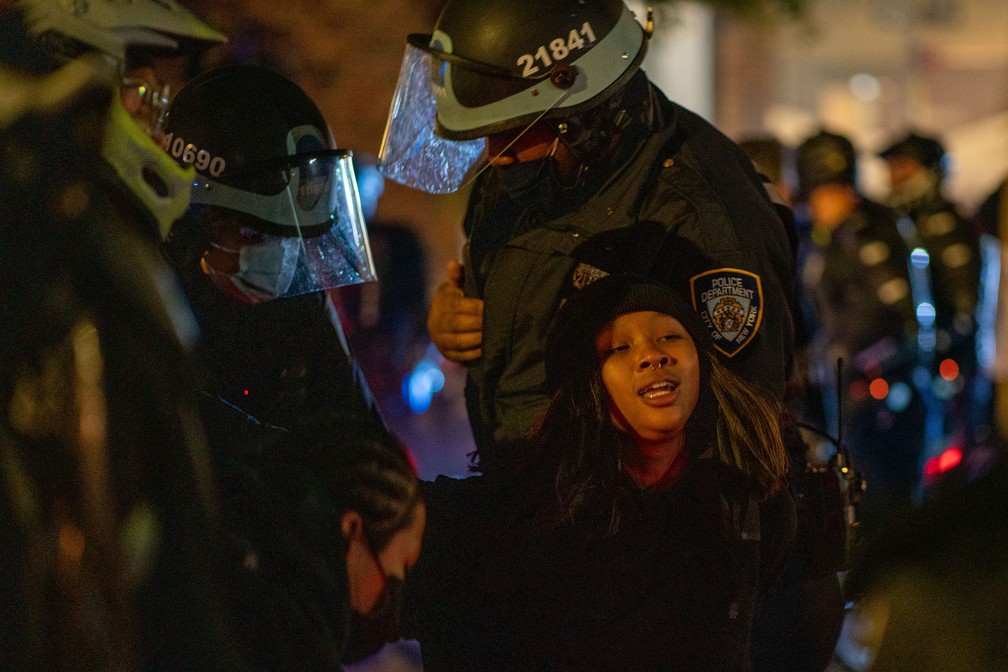 Manifestantes são presos enquanto tomavam as ruas de Nova York, nesta quarta-feira (4) — Foto: David Dee Delgado/Getty Images North America/Getty Images via AFP