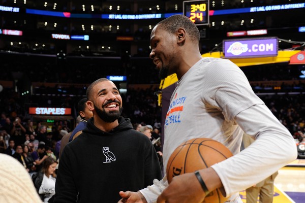 O rapper Drake e o jogador de basquete Kevin Durant antes de uma partida de basquete da NBA (Foto: Getty Images)