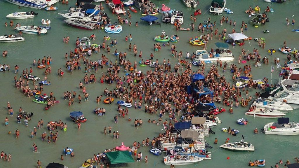 Várias pessoas que comemoraram o 4 de em lago lotado no Michigan testam positivo para coronavírus (Foto: Reprodução/Twitter)