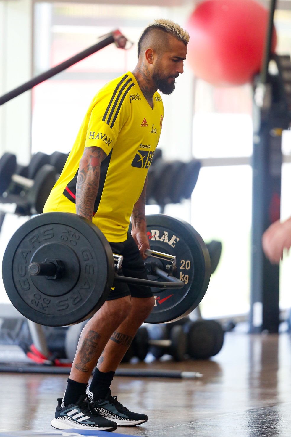 Vidal durante atividade na academia — Foto: Gilvan de Souza/Flamengo