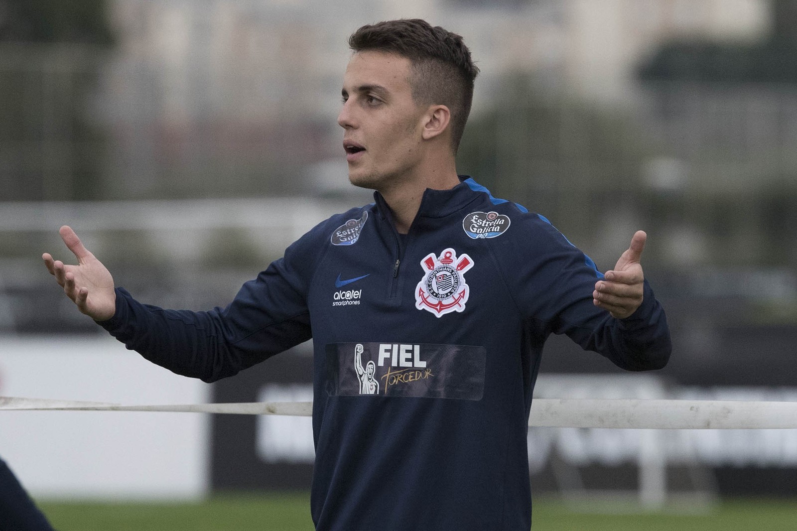 Trio da base deve ganhar chance no Corinthians diante do Sport 