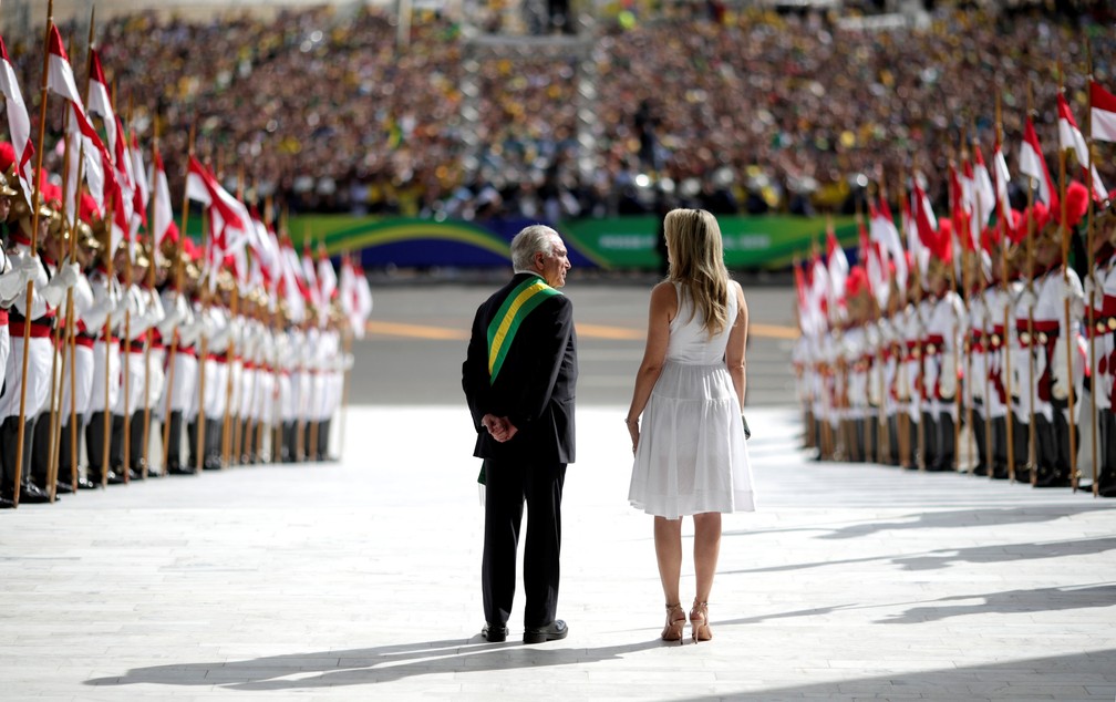 Michel Temer e sua esposa, Marcela Temer, aguardam o novo presidente do Brasil, Jair Bolsonaro, no Palácio do Planalto, em Brasília — Foto: Ueslei Marcelino/Reuters