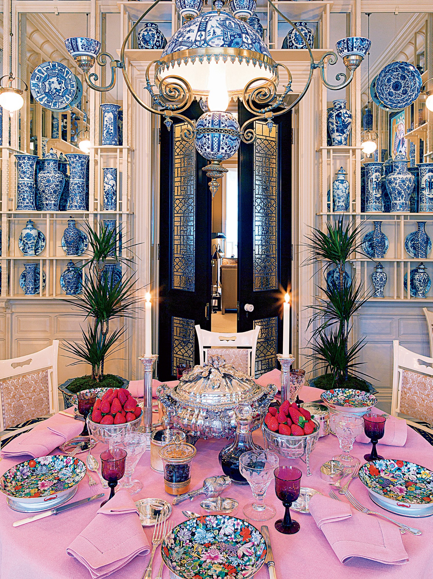 na mesa do apartamento de Londres, Valentino apresenta toda sua suntuosa coleção de louças chinesas e japonesas, além das porcelanas da família imperial russa (Foto: Divulgação)