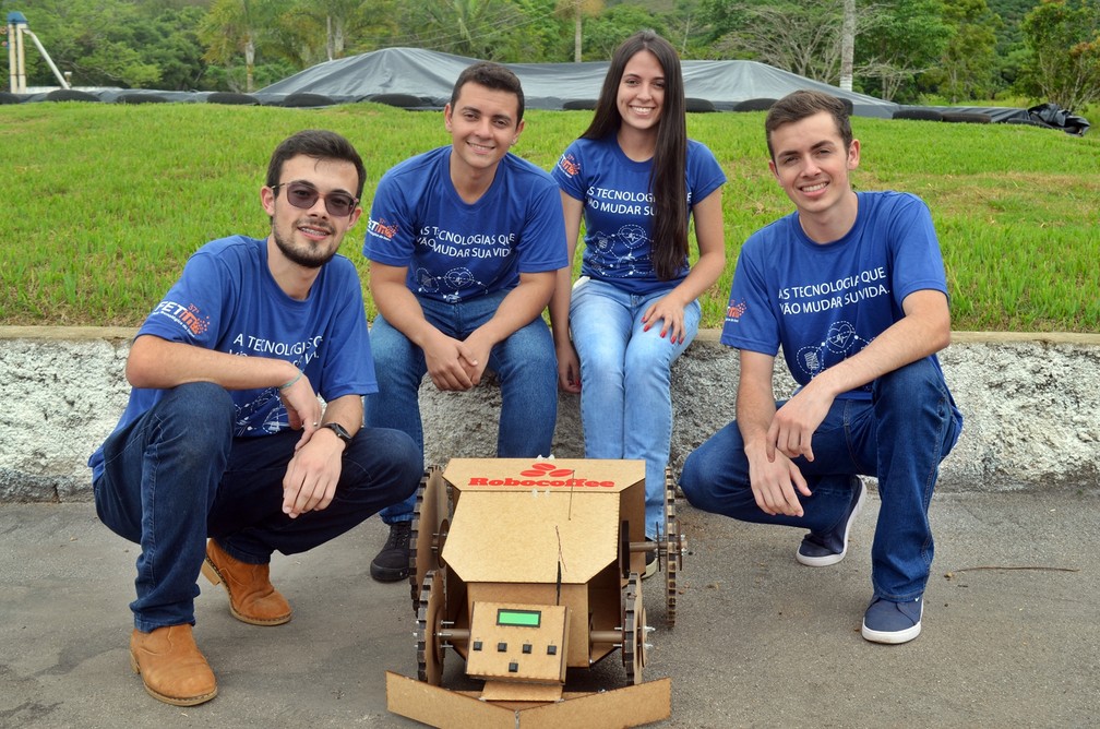 Alunos do curso de engenharia de controle e automação criam robô para trabalhar em terreiros de café — Foto: Lucas Soares / G1