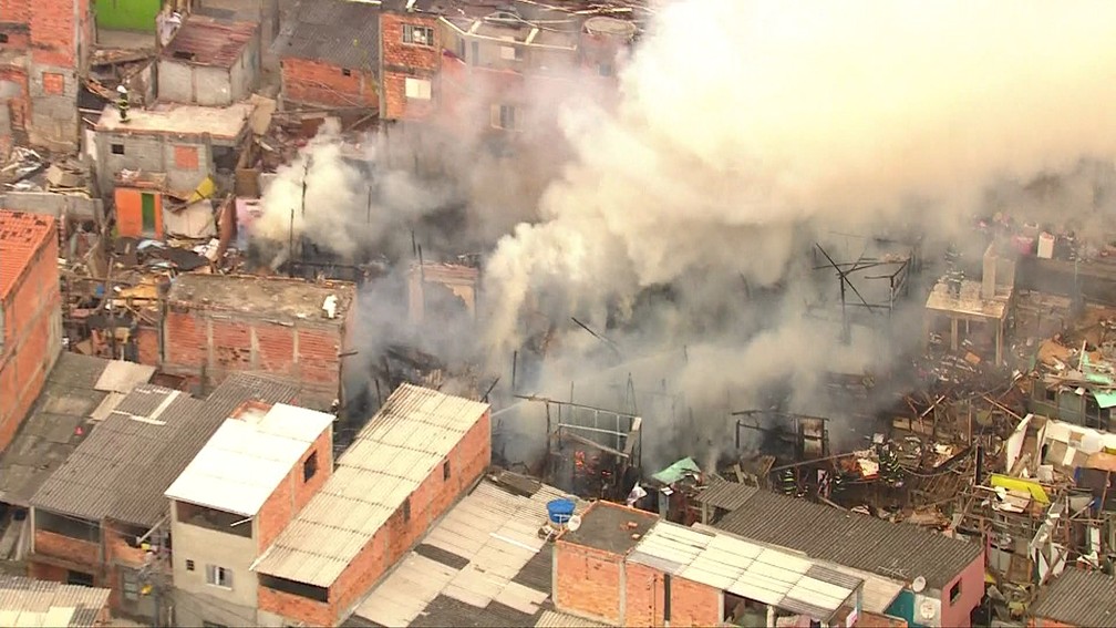 Registro do incÃªndio que atingiu uma favela em Santo AndrÃ© â€” Foto: ReproduÃ§Ã£o/Bom Dia SP