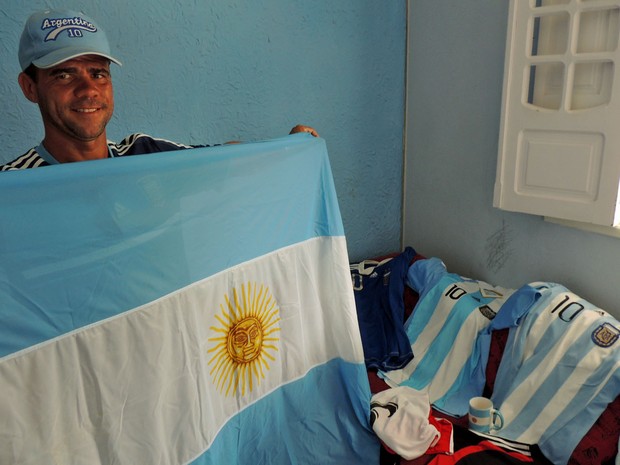 Jadiel Felipe tem coleção de camisas e bandeira da Argentina (Foto: Katherine Coutinho / G1)