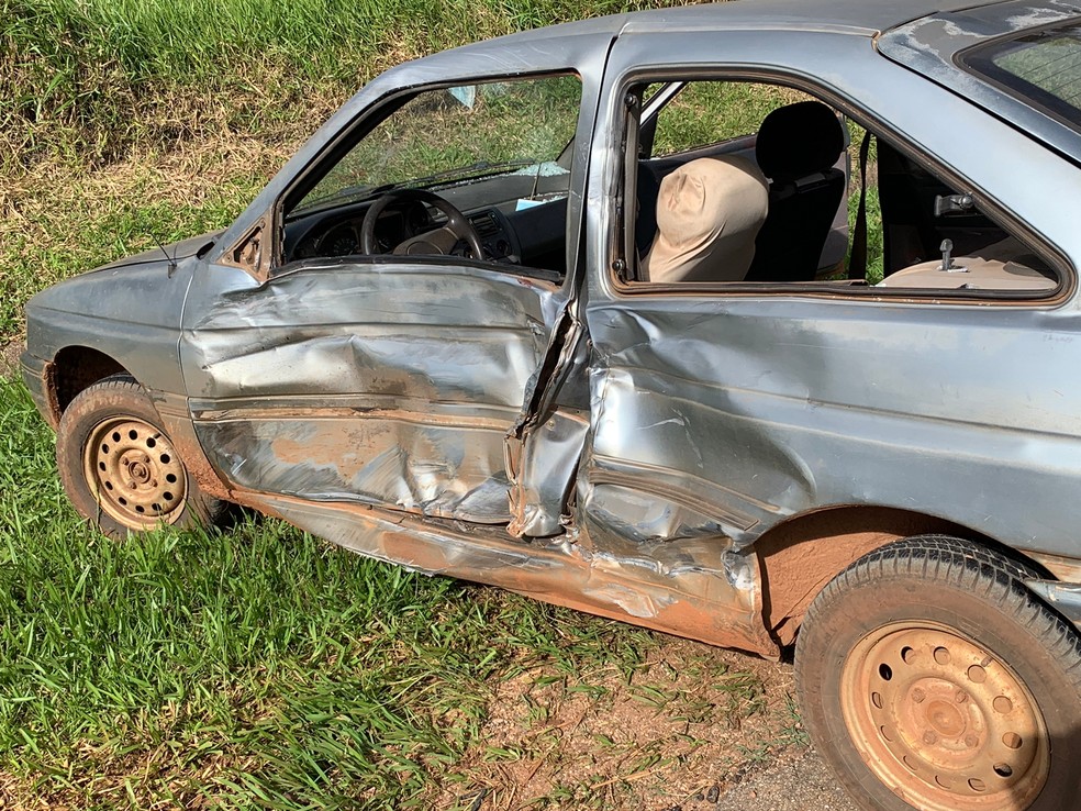 Com o impacto, a lataria do veículo foi parcialmente destruída após acidente em Itapeva (SP) — Foto: Kiko Gabriel/Arquivo pessoal 