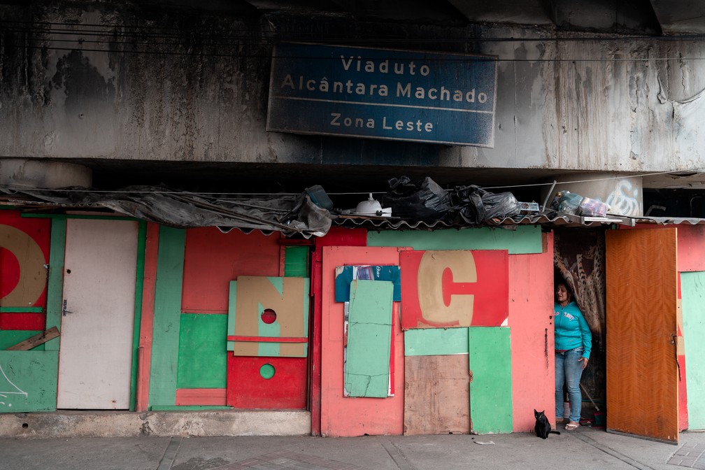 Placa chamuscada apÃ³s incÃªndio embaixo do Viaduto AlcÃ¢ntara Machado, na zona leste de SÃ£o Paulo â Foto: Marcelo Brandt/G1