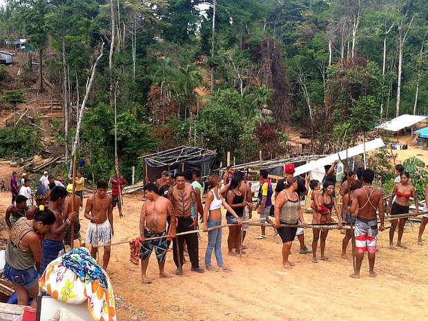 Segundo a polícia, o terreno foi ocupado por índios e não-indígenas há três meses (Foto: Girlene Medeiros/G1 AM)