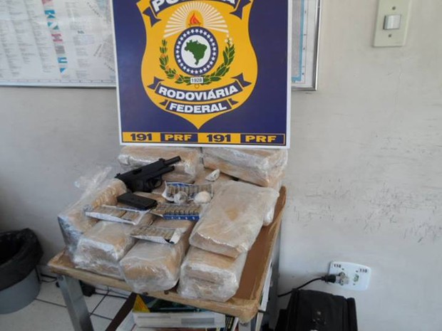 PRF apreende cerca de 25 quilos de maconha em ônibus na BR-116 (Foto: Luiz Sandes)