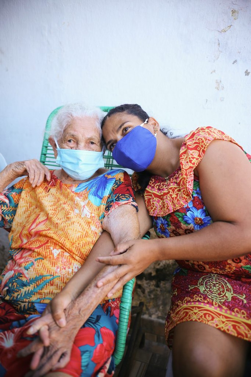 Clotilde Maria com a neta que a acompanhou em Maceió onde se tratou da Covid-19 — Foto: Ascom/ Sesau