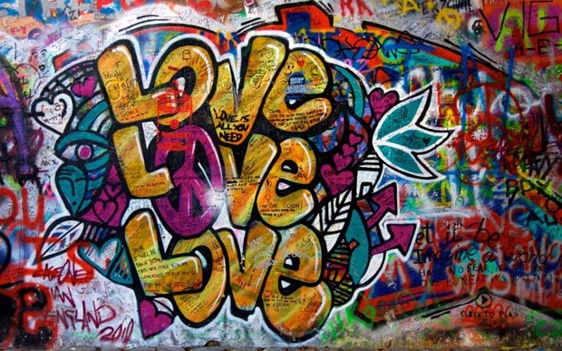 Praga. A parede grafitada com os dizeres “Love Love Love. Love is all you need” foi danificada pela polícia nos anos 1980, mas os fãs restauraram o muro (Foto: Reprodução)