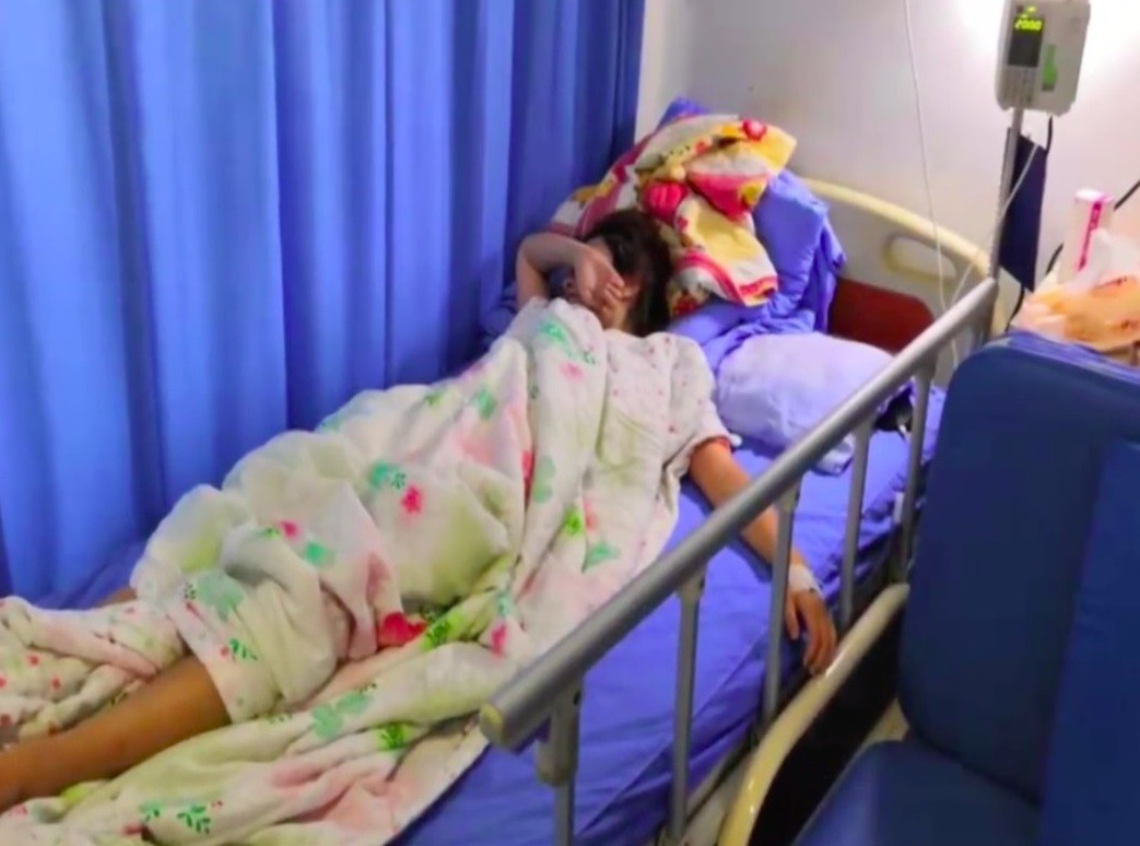 Jovens foram parar no hospital após os exercícios (Foto: Reprodução/YouTube)