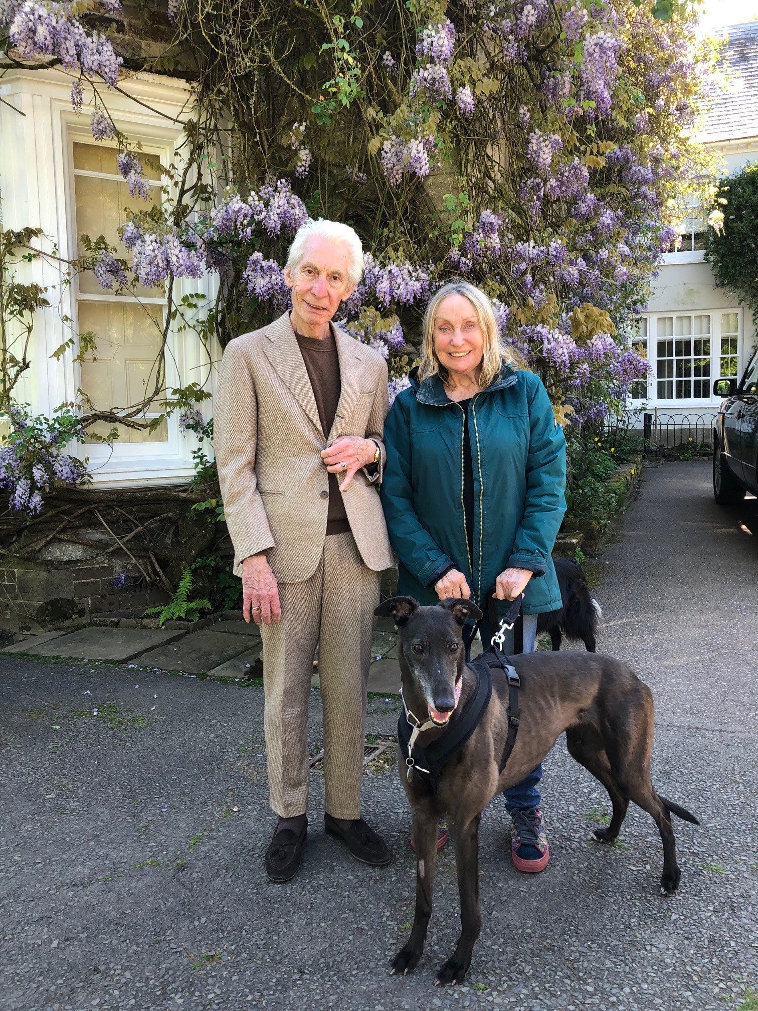 Última foto divulgada de Charlie Watts mostra o músico ao lado da esposa Shirley e o cãozinho recém-adotado (Foto: Divulgação/Forever Hounds Trust’)