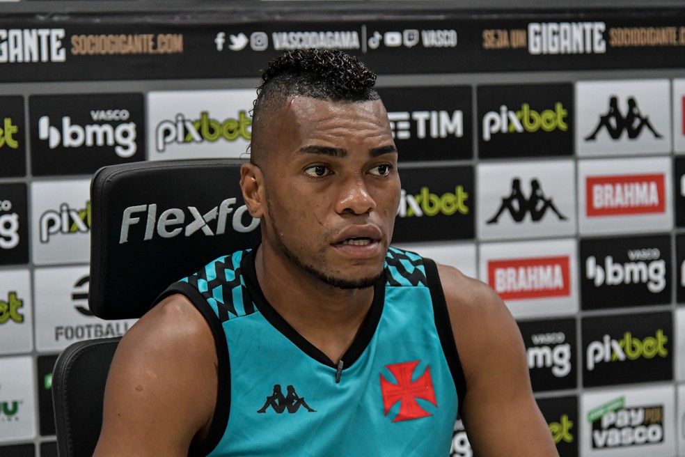Luis Cangá, zagueiro do Vasco, em entrevista — Foto: Thiago Ribeiro/AGIF