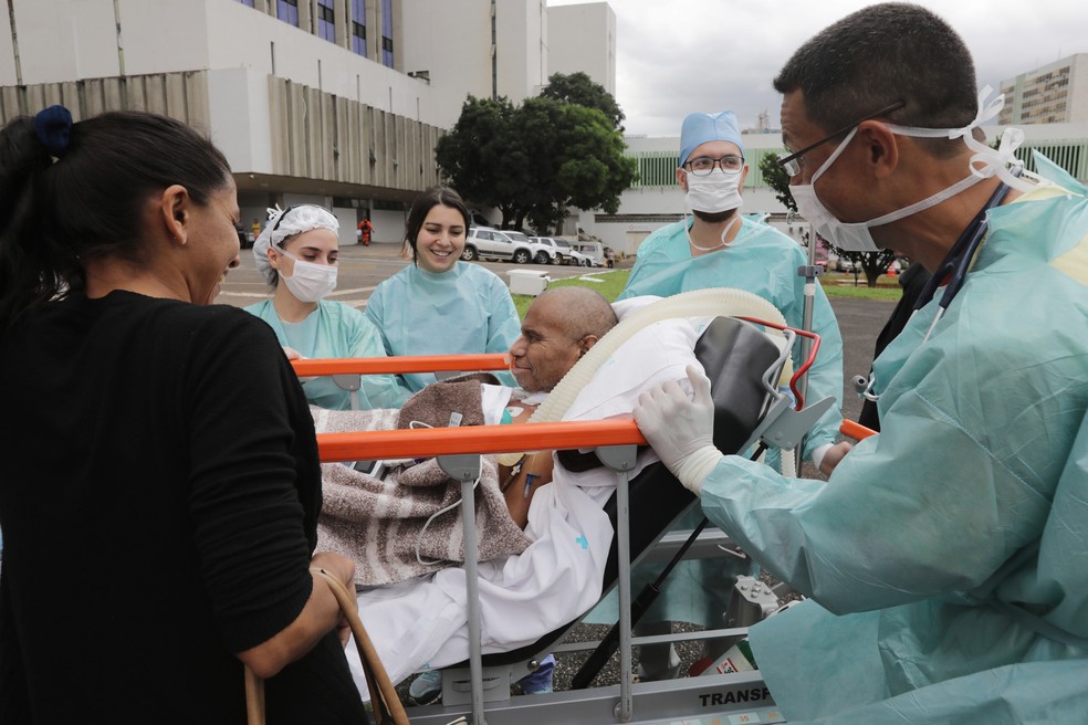 José Eloi Diniz, de 47 anos, foi levado para um passeio na área externa do Hospital de Base — Foto: Lúcio Távora/IGESDF