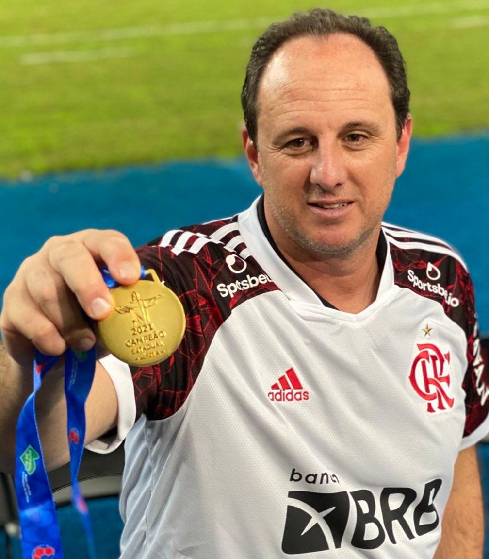 Rogério Ceni exibe medalha de campeão carioca — Foto: Cahê Mota