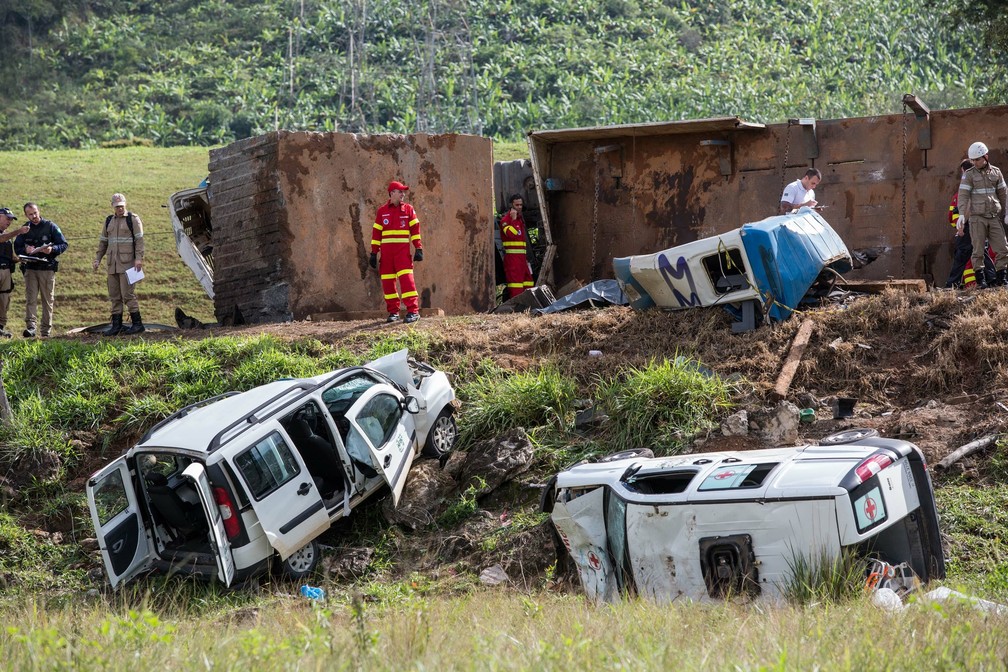 Acidente envolvendo duas ambulâncias, uma carreta e um ônibus deixou 23 mortos em Guarapar (Foto: JEFFERSON ROCIO/FUTURA PRESS/ESTADÃO CONTEÚDO)