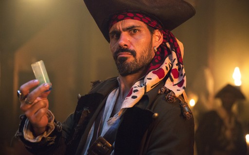 'Pluft, o Fantasminha': veja Juliano Cazarré como pirata em cena de filme; vídeo