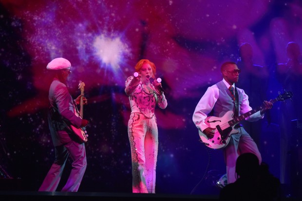 Lady Gaga no tributo a David Bowie ao lado de Nile Rodgers (Foto: Getty Images)