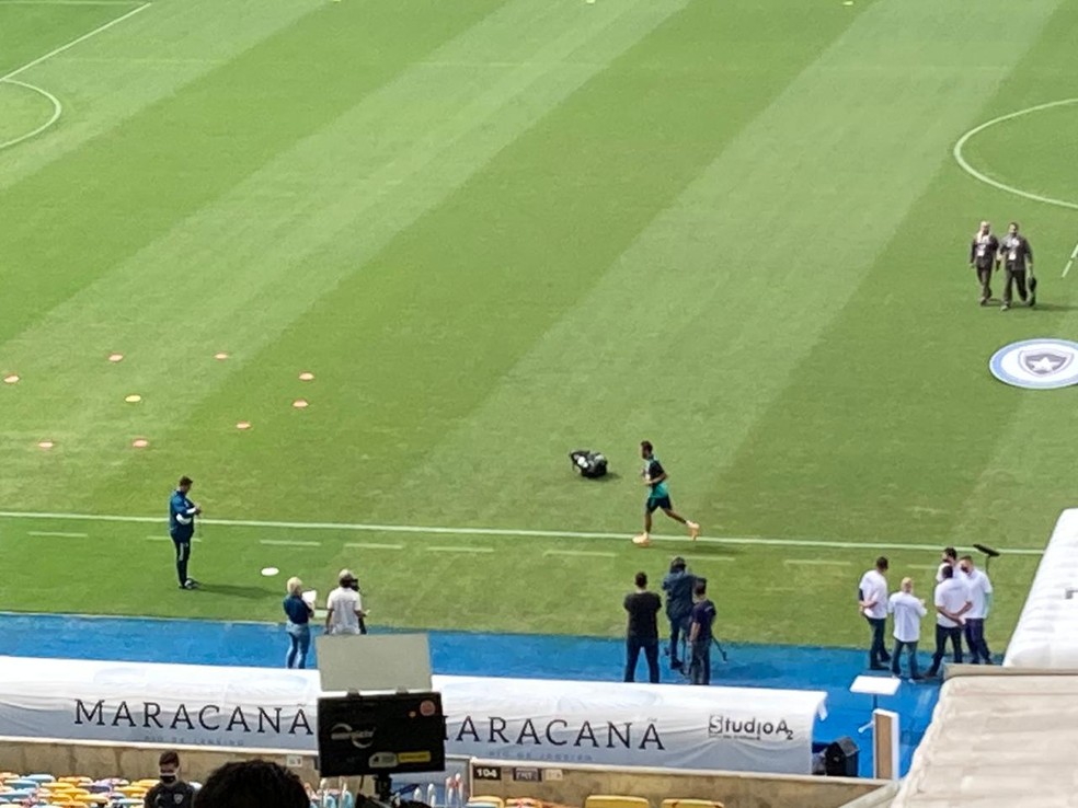 Isla aproveita o campo vazio para correr, sob comando de preparador físico do Flamengo — Foto: Thayuan Leiras