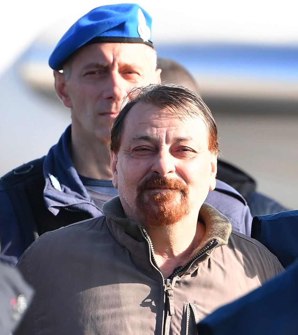 Cesare Battisti chegou a Roma, na Itália, na manhã desta segunda-feira (14)  — Foto: Alberto Pizzoli / AFP