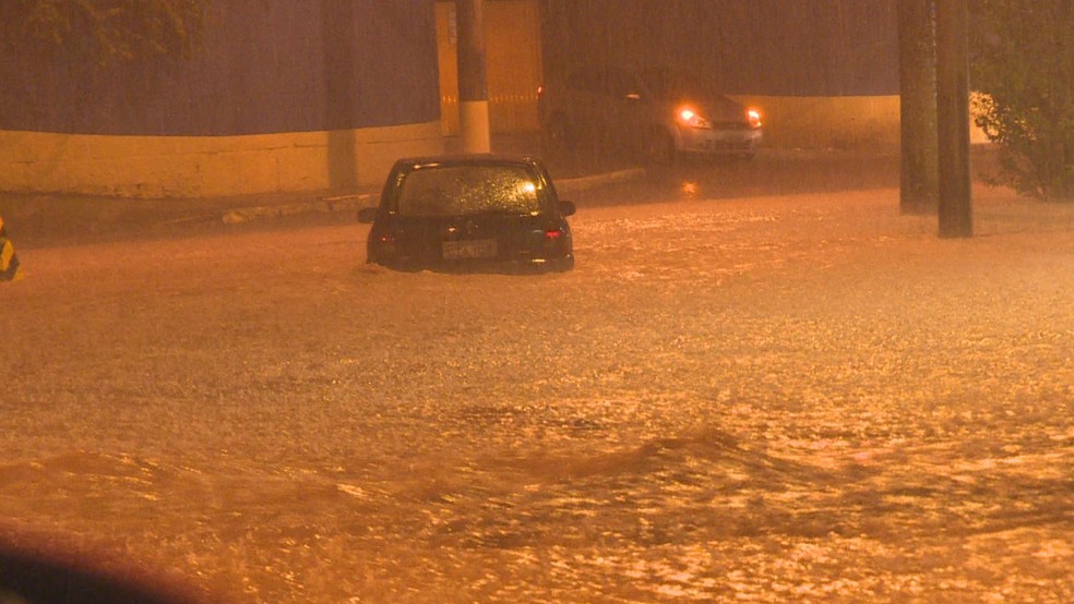 Chuva toma conta de rua em Belo Horizonte — Foto: Globo