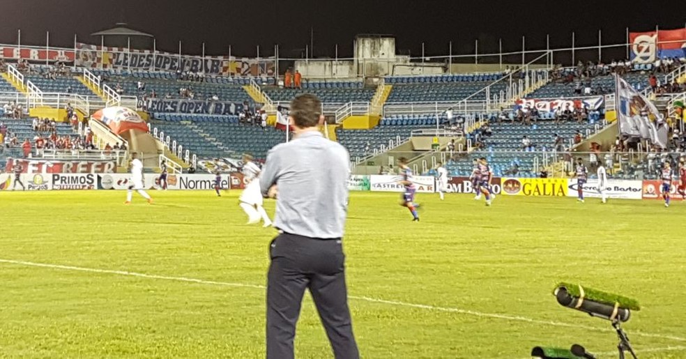 Em campo, Rogério Ceni viu seu Fortaleza fazer 4 a 0 sobre o Uniclinic (Foto: Caio Ricard/TV Verdes Mares)