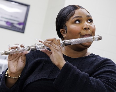 Conheça a flauta presidencial feita de cristal que Lizzo tocou em show