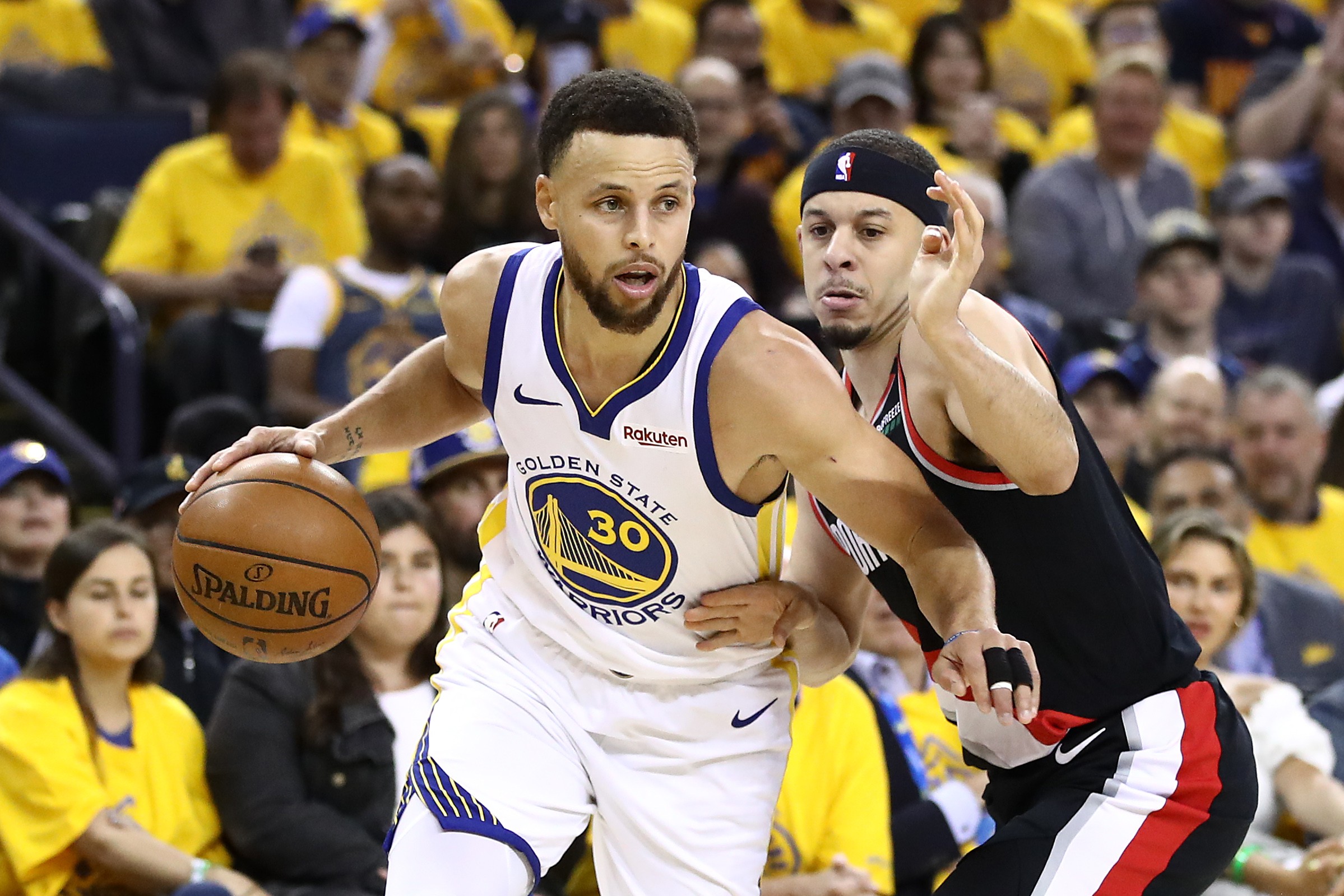 Steph Curry e Seth Curry em partida da NBA em 2019 entre Golden State Warriors e Portland Trail Blazers (Foto: Getty Images)