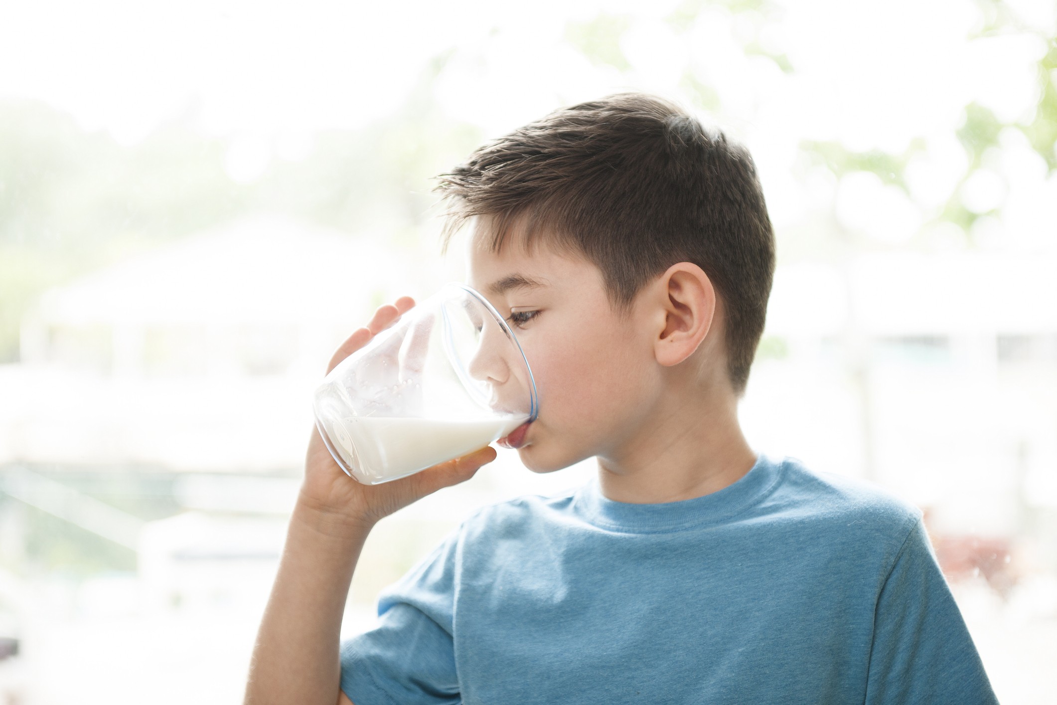 Criança bebendo leite (Foto: Getty Image)