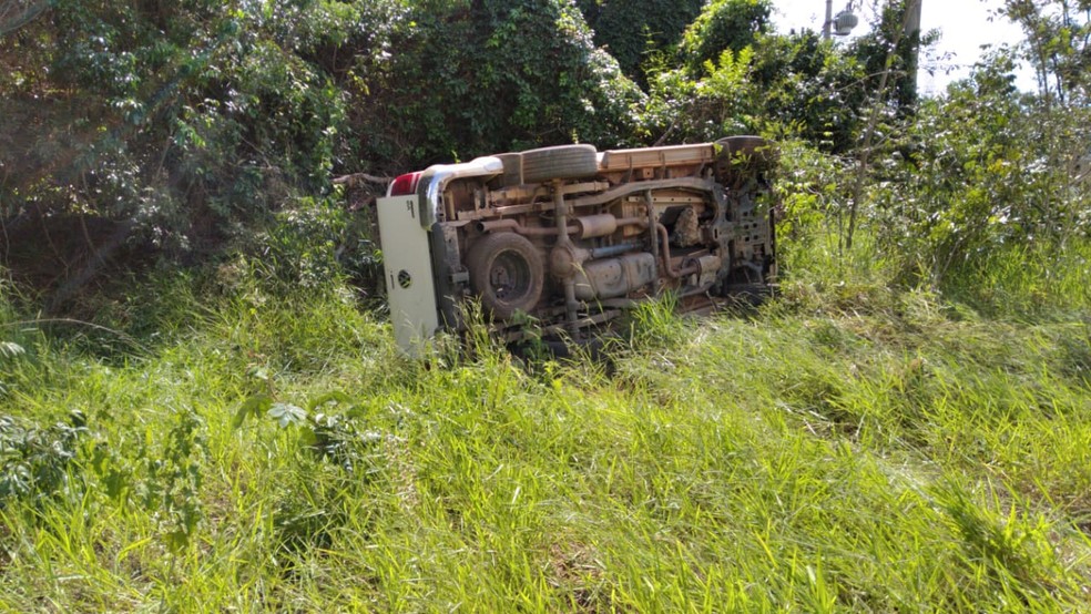 Caminhonete tomba ap&oacute;s persegui&ccedil;&atilde;o policial. Criminoso foi preso, em Campo Grande (MS). &mdash; Foto: Batalh&atilde;o de Choque/Divulga&ccedil;&atilde;o