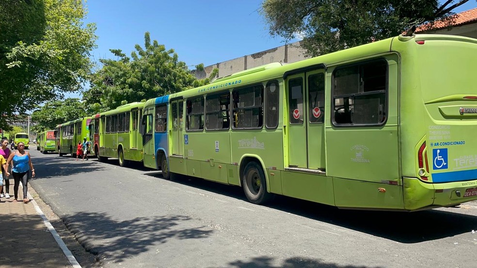 Motoristas e cobradores de ônibus fazem paralisação no Centro de Teresina  — Foto: Isabela Leal/ g1 Piauí