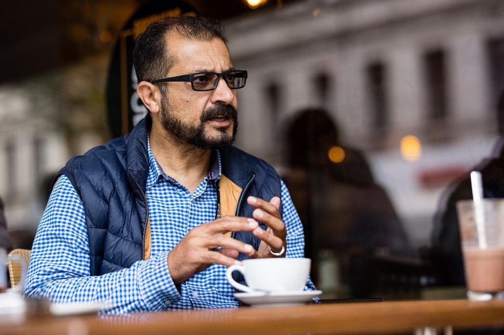 Sayed Sadaat em um café, durante entrevista em 29 de agosto de 2021 — Foto: Jens Schlueter / AFP