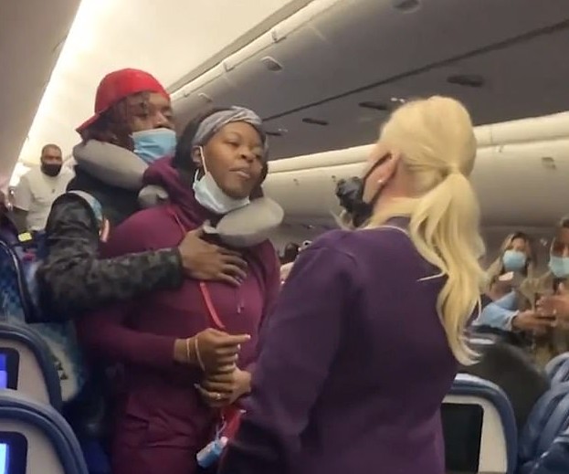 Passageira 'se recusa a usar a máscara corretamente' e dá um soco na comissária (Foto: Reprodução/ @kianpourworld)