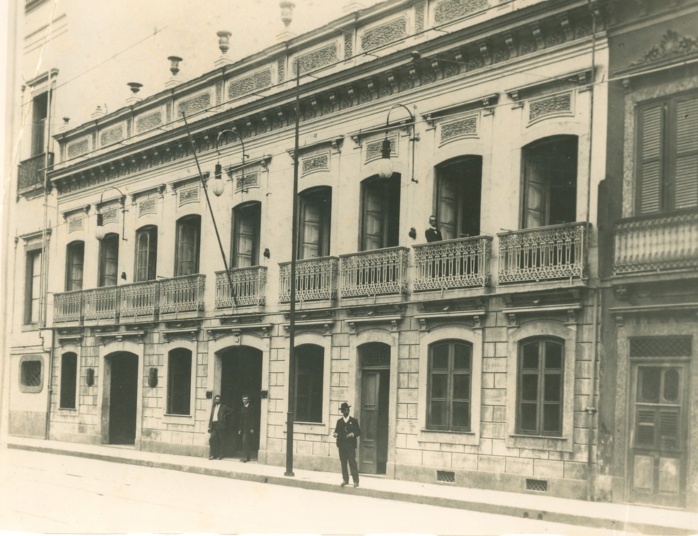  A sessão inaugural, que marca o início da história da ABL, acontece no Museu Pedagogium, na Rua do Passeio. — Foto: Arquivo ABL