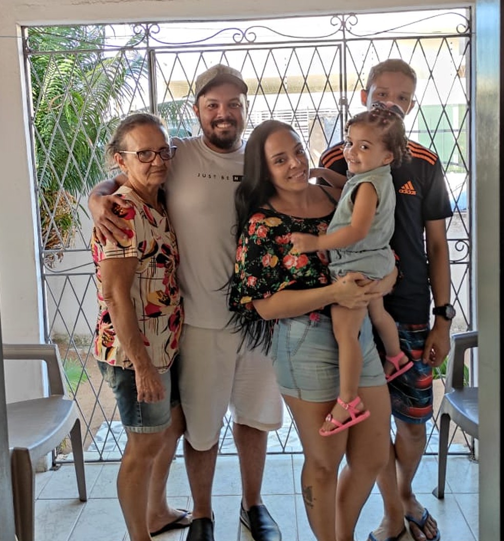 Família reunida: a mãe Licélia Carvalho, o filho Marco e a filha Marcela com os dois filhos — Foto: Cedida/Arquivo pessoal