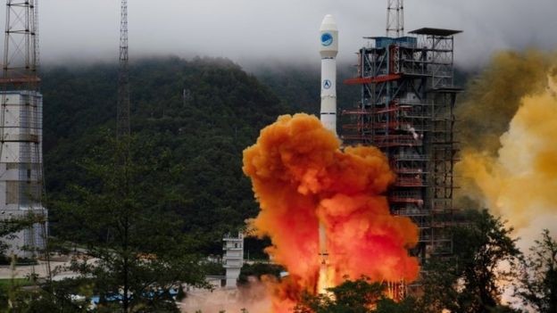 BBC - Com o lançamento do foguete Longa Marcha 3B, a China colocou em órbita o satélite número 35 de seu sistema BDS (Foto: Reuters via BBC)
