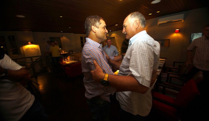 Aguirre e Felipão se cumprimentam no restaurante (Foto: Lucas Uebel/Grêmio)
