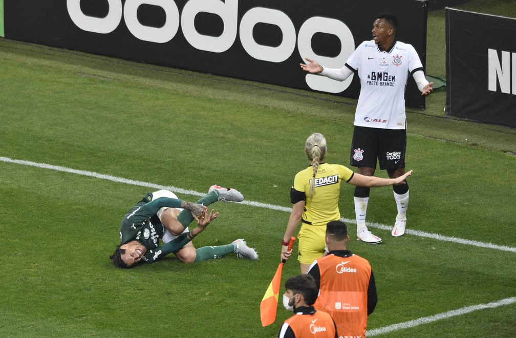 Jô e Gustavo Gómez em lance polêmico no segundo tempo de Corinthians x Palmeiras — Foto: Marcos Ribolli