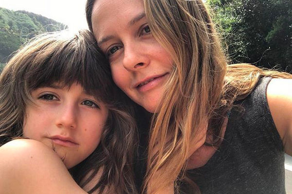 A atriz Alicia Silverstone com o filho de sete anos (Foto: Instagram)