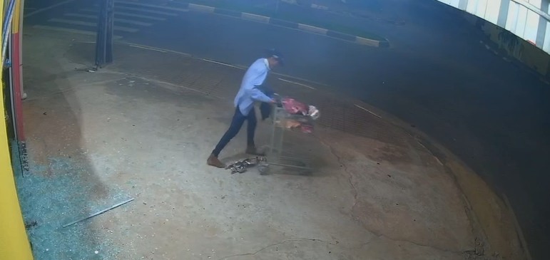 VÍDEO: homem quebra vidraça de supermercado e furta carnes e uísque na zona Oeste de Boa Vista 