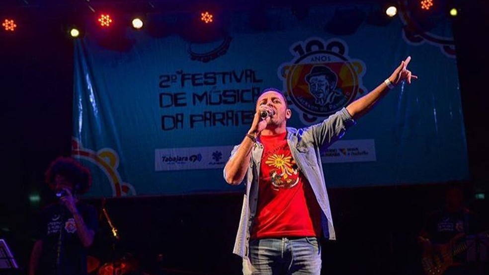 Composição de Alberto Batista, interpretada por Beto Rodrigues, 'Brados do Guerreiro' ocupou terceiro lugar do Festival — Foto: Thercles Silva/Funesc