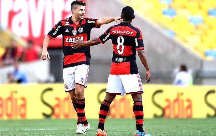 Mugni comemora gol do Flamengo contra o Coritiba (Foto: Getty Images)