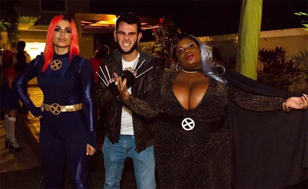 Anitta com amigos em festa (Foto: Reprodução/Instagram)