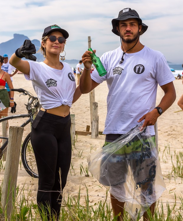 Isabella e Caio recolhendo lixo da praia (Foto: João Paulo Freitas/Divulgação)